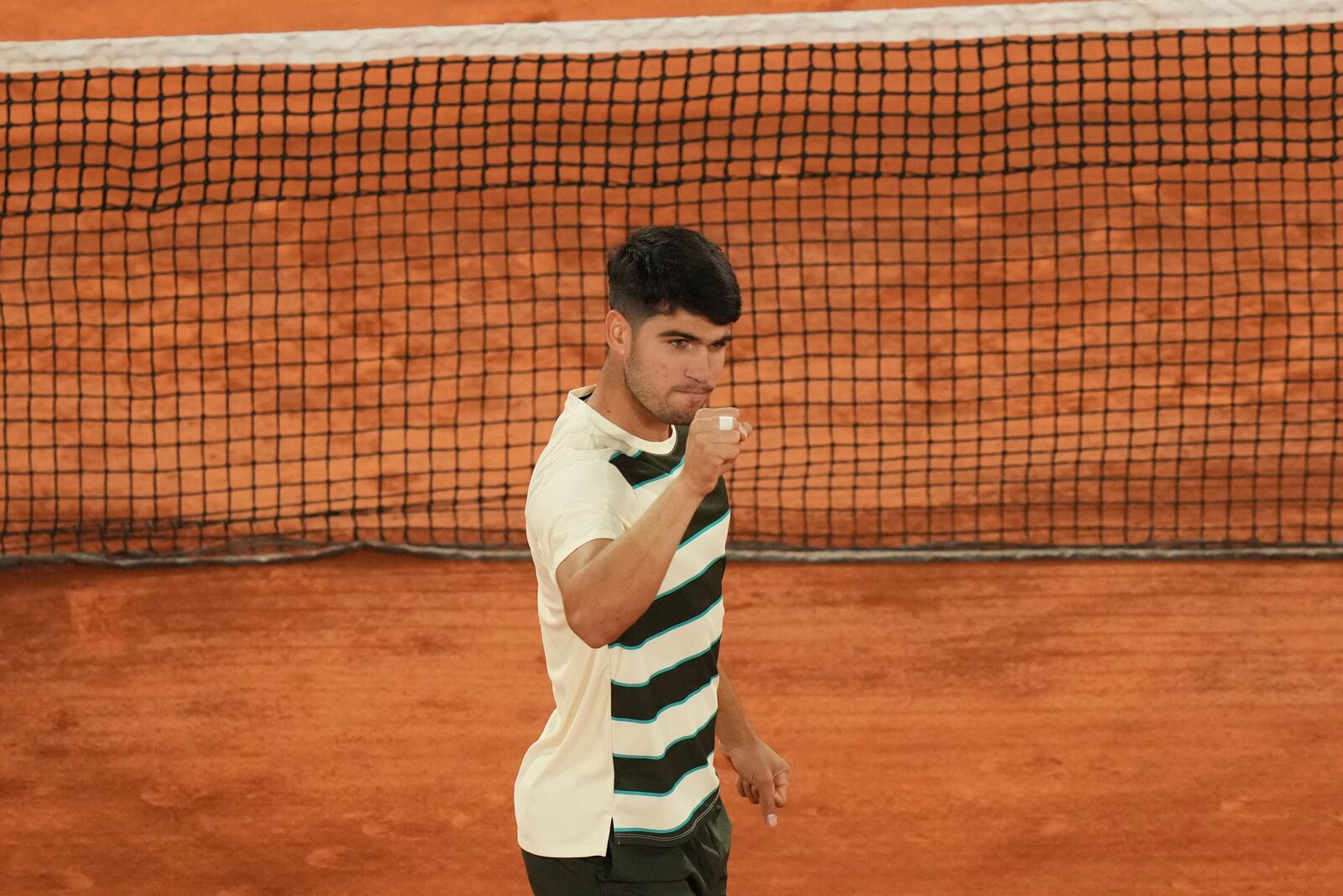 Spain's Carlos Alcaraz celebrates as he won the quarterfinal match of the French Tennis Open against Tommy Paul of the U.S. at the Roland-Garros stadium in Paris, Tuesday, June 3, 2025. (AP Photo/Thibault Camus)