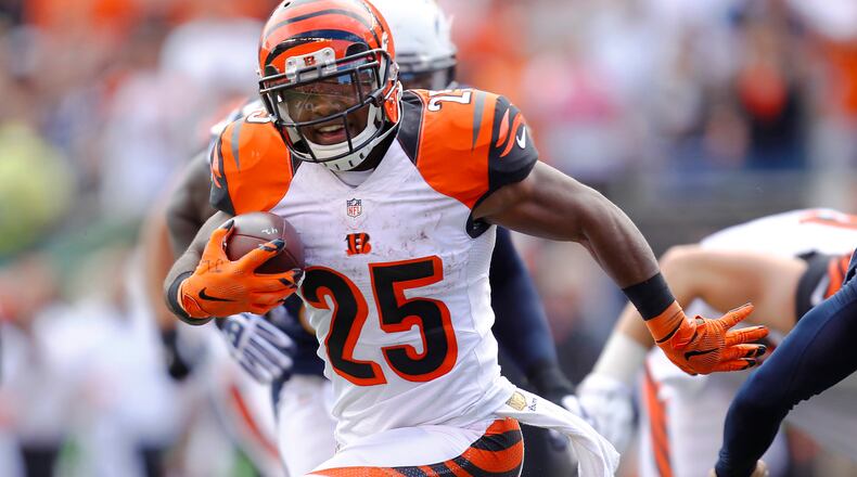 Cincinnati Bengals’ Giovani Bernard runs the ball on Sunday, Sept. 20, 2015, at Paul Brown Stadium in Cincinnati, Ohio. (K.C. Alfred/San Diego Union-Tribune/TNS)
