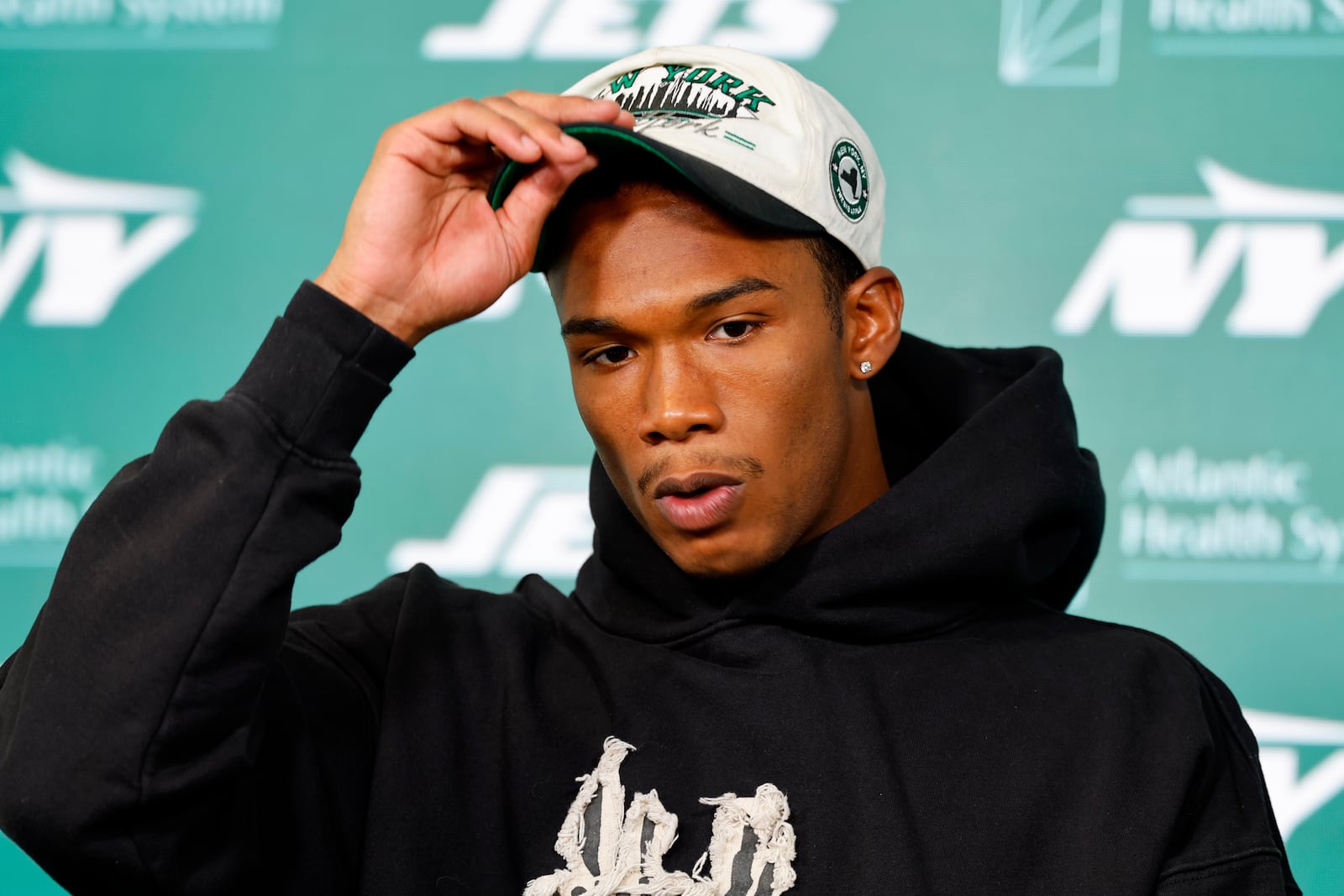 New York Jets wide receiver Garrett Wilson answers questions during a news conference following NFL football practice, Wednesday, May 21, 2025, in Florham Park, N.J. (AP Photo/Noah K. Murray)