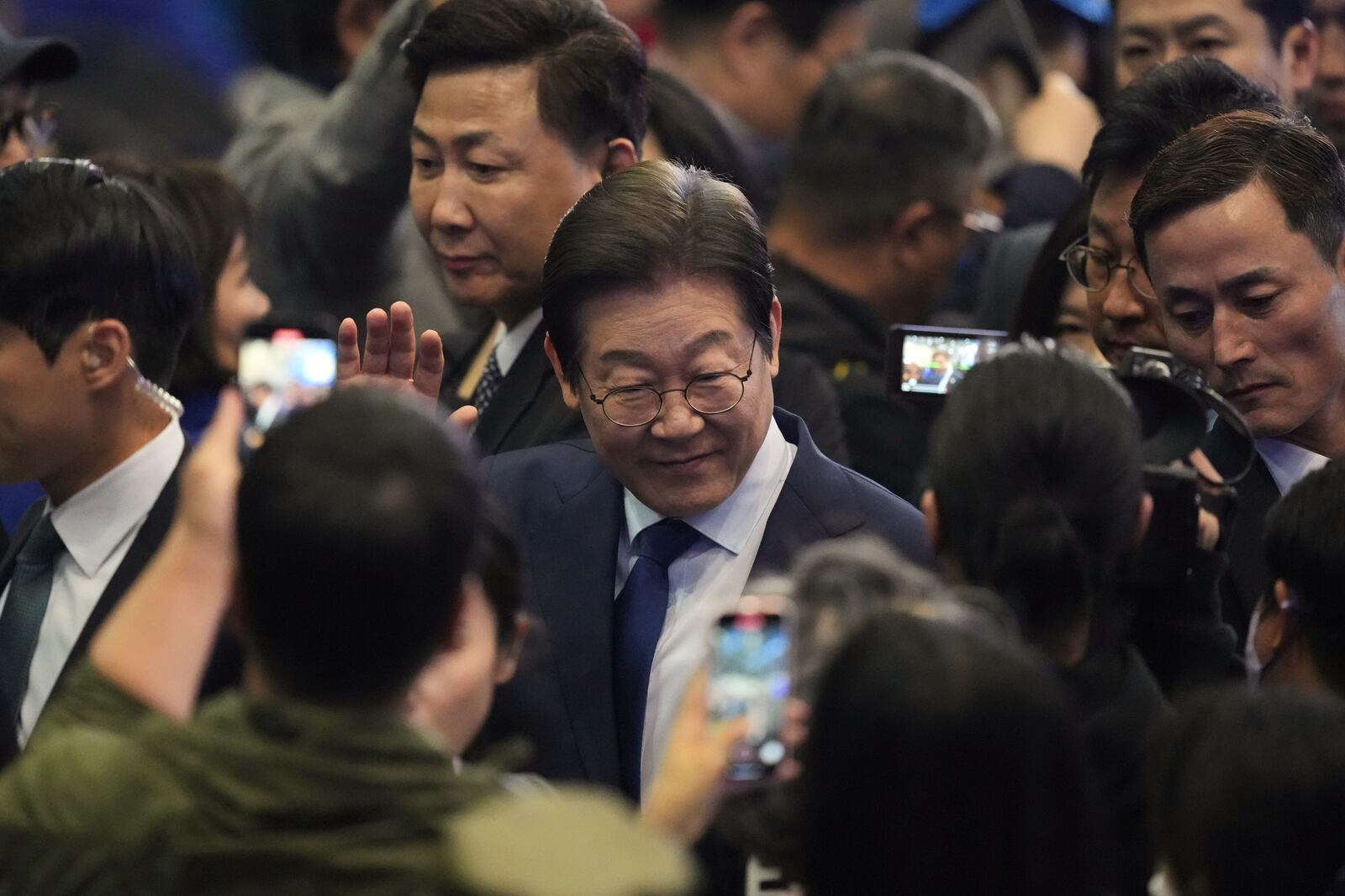 South Korea’s main opposition Democratic Party’s former leader Lee Jae-myung, center, arrives to deliver his speech during a party’s convention in Goyang, South Korea Sunday, April 27, 2025. (AP Photo/Lee Jin-man)