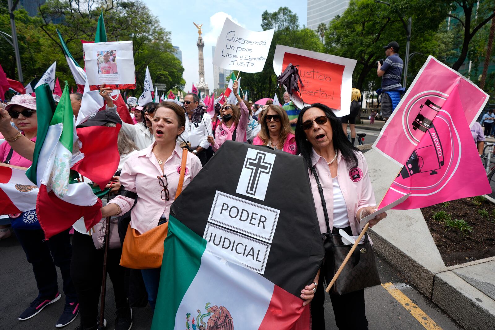 Demonstrators shouts slogans against the country's first judicial elections at a protest near the Angel of Independence in Mexico City, Sunday, June 1, 2025. (AP Photo/Fernando Llano)