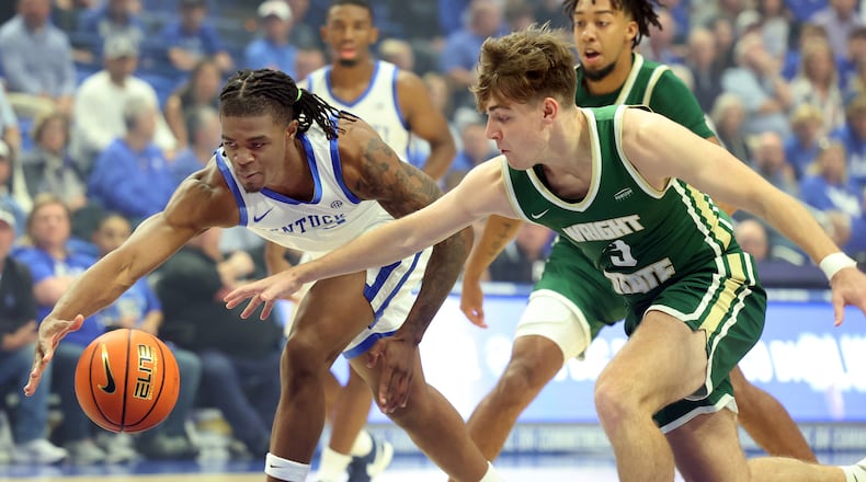 Kentucky's Otega Oweh, left, and Wright State's Alex Huibregtse (3) chase the ball during the first half of an NCAA college basketball game in Lexington, Ky., Monday, Nov. 4, 2024. (AP Photo/James Crisp)
