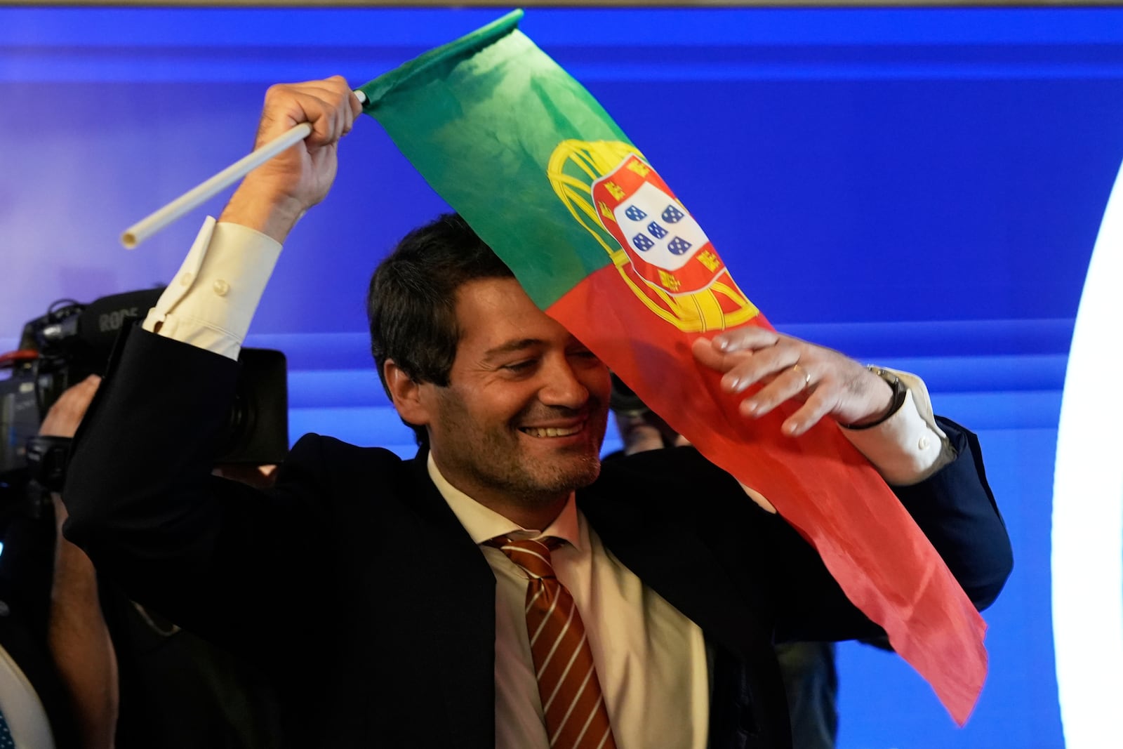 "The hard-right populist party Chega" leader Andre Ventura holds a Portugal's flag following Portugal's general election, in Lisbon, Monday, May 19, 2025. (AP Photo/Ana Brigida)