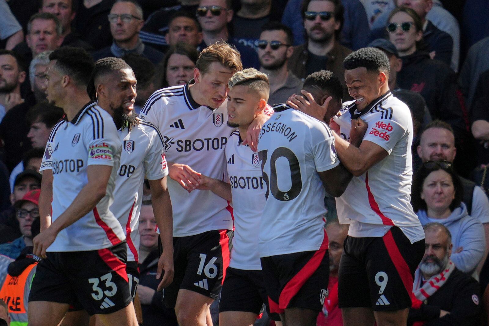 Fulham's Rodrigo Muniz, right, celebrates with teammates after scoring his side's third goal during the English Premier League soccer match between Fulham and Liverpool, at Craven Cottage, London, Sunday, April 6, 2025. (AP Photo/Kin Cheung)