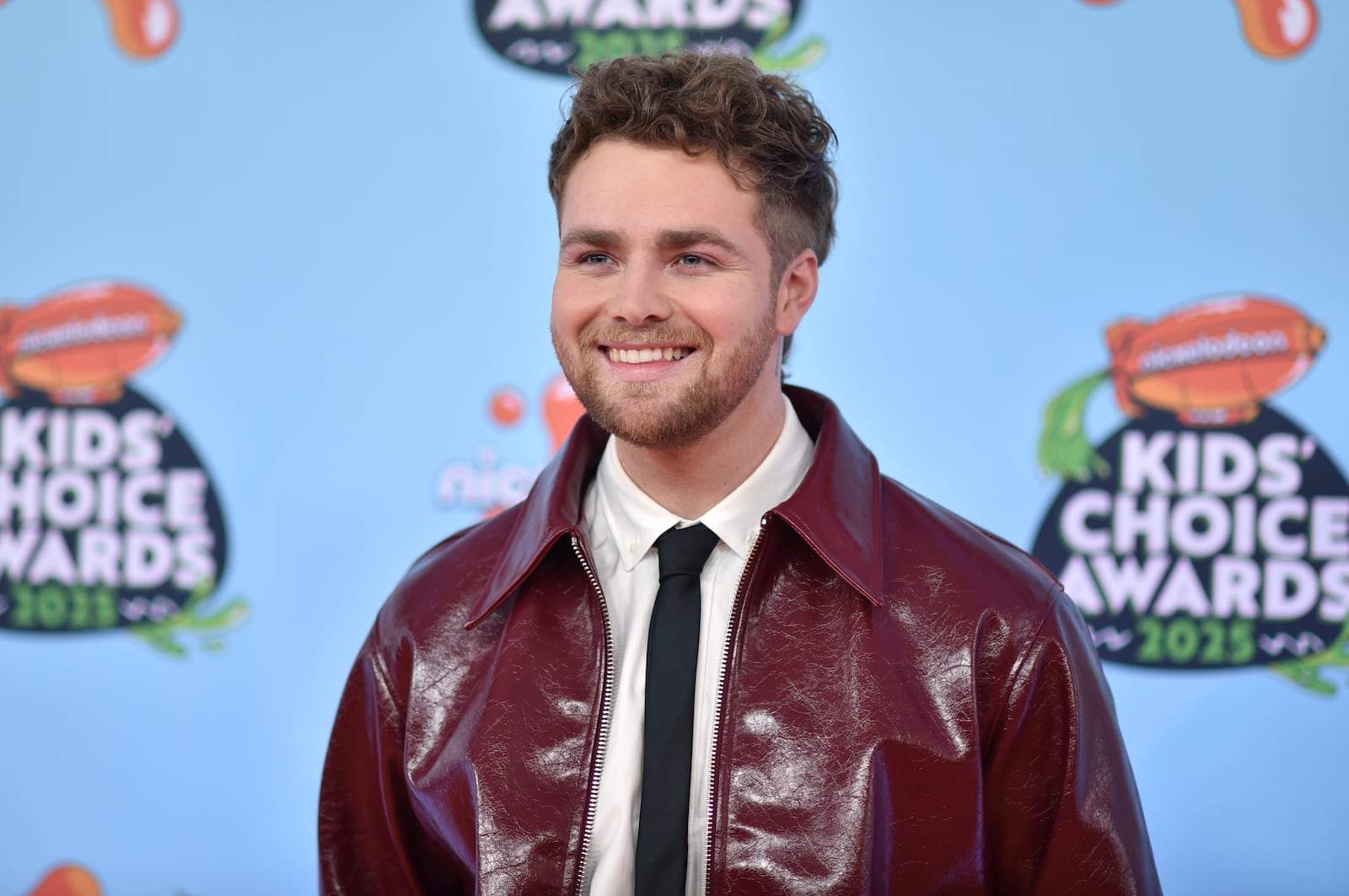 Alex Warren arrives at the Nickelodeon Kids' Choice Awards on Saturday, June 21, 2025, at The Barker Hangar in Santa Monica, Calif. (Photo by Richard Shotwell/Invision/AP)