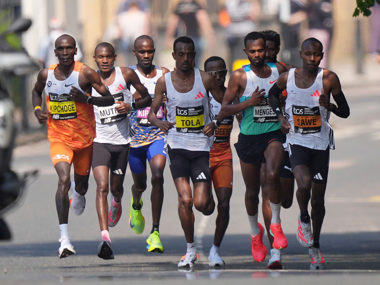 Men's elite runners, including Ethiopia's Tamirat Tola, centre, reach the Isle of Dogs during the TCS London Marathon, Sunday April 27, 2025. (Yui Mok/PA via AP)