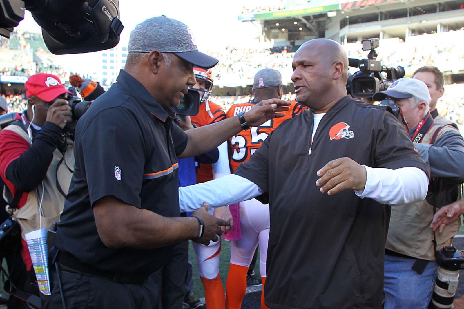 CINCINNATI, OH - OCTOBER 23:  Head Coach Marvin Lewis of the Cincinnati Bengals and Head Coach Hue Jackson of the Cleveland Browns shake hands after the completion of the game at Paul Brown Stadium on October 23, 2016 in Cincinnati, Ohio. Cincinnati defeated Cleveland 31-17. (Photo by John Grieshop/Getty Images)