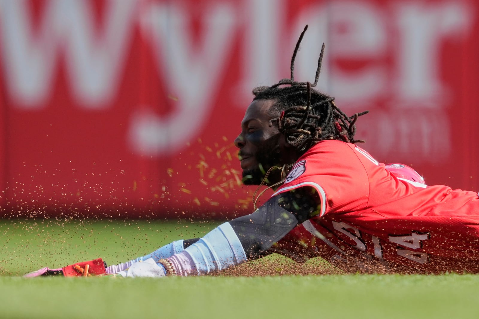 Cincinnati Reds' Elly De La Cruz steals second base in the fifth inning of a baseball game against the Chicago Cubs, Saturday, May 24, 2025, in Cincinnati. (AP Photo/Carolyn Kaster)