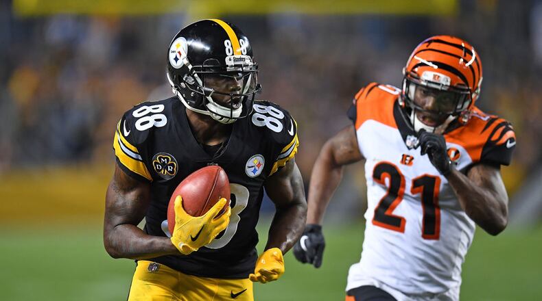 PITTSBURGH, PA - OCTOBER 22: Darrius Heyward-Bey #88 of the Pittsburgh Steelers runs up field after making a catch on a pass from teammate Robert Golden on a fake punt in the fourth quarter during the game against the Cincinnati Bengals at Heinz Field on October 22, 2017 in Pittsburgh, Pennsylvania. (Photo by Joe Sargent/Getty Images)