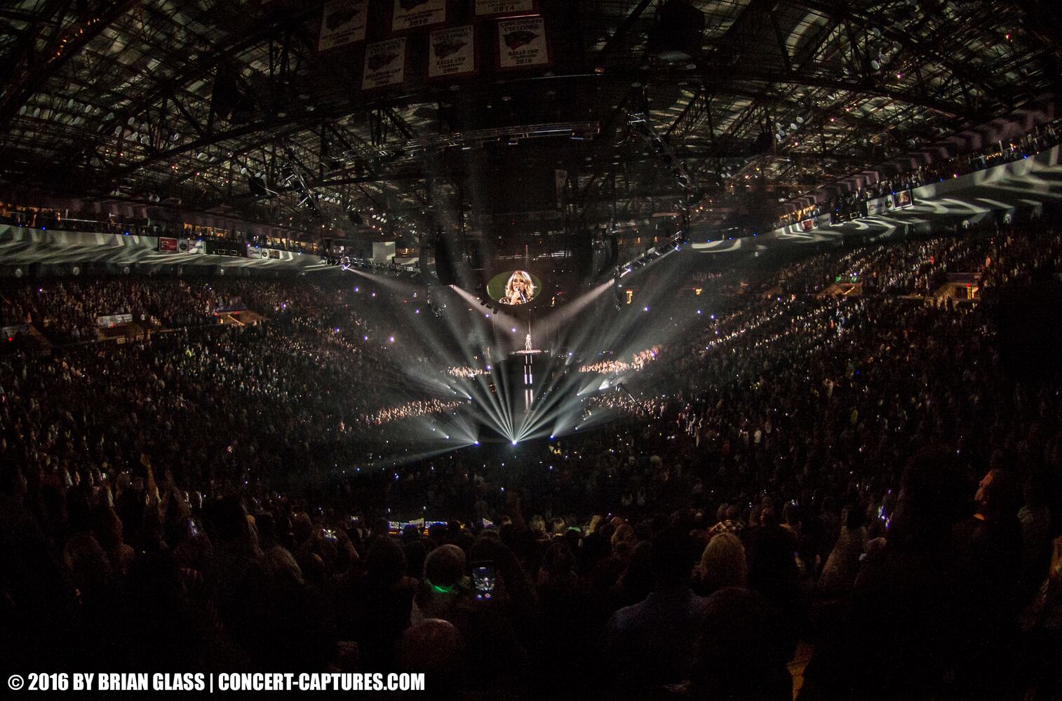 Carrie Underwood lights up Cincinnati