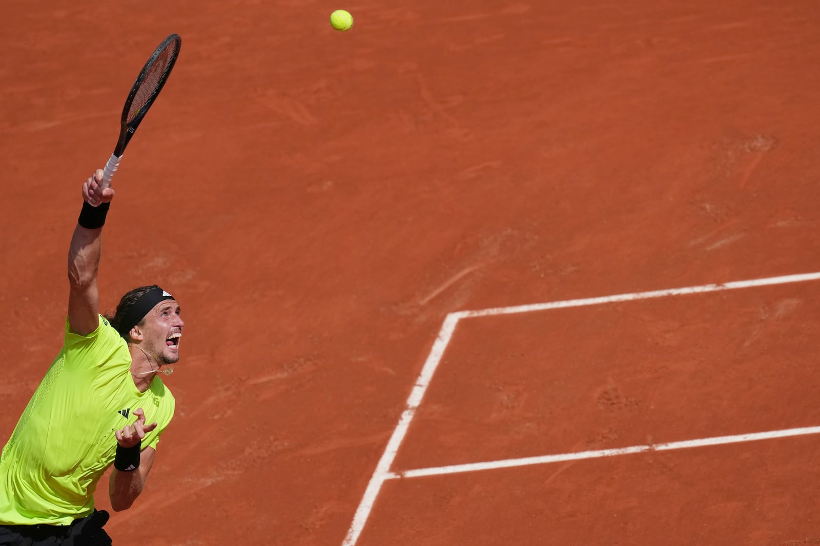 Germany's Alexander Zverev serves against Italy's Flavio Cobolli during their third round match of the French Tennis Open, at the Roland-Garros stadium, in Paris, Saturday, May 31, 2025. (AP Photo/Christophe Ena)