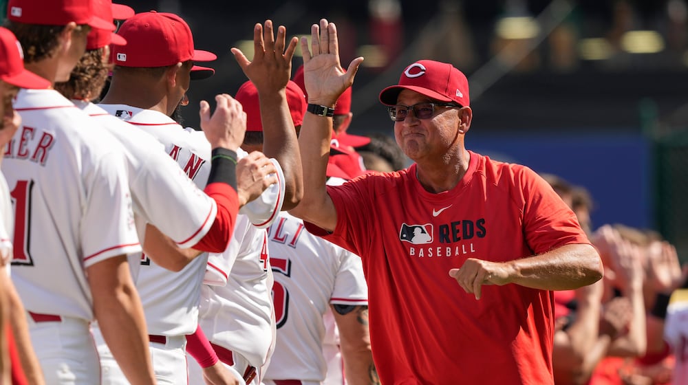 Cincinnati Reds manager Terry Francona greets the team during introduction before an opening-day baseball game between the Cincinnati Reds and the Boston Red Sox in Cincinnati, Thursday, March 26, 2026. (AP Photo/Carolyn Kaster)