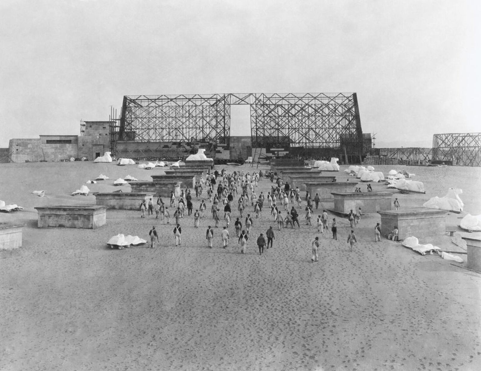 DeMille’s colossal set for the City of Rameses takes shape on the Nipomo Dunes in Guadalupe, Calif. PARAMOUNT PICTURES