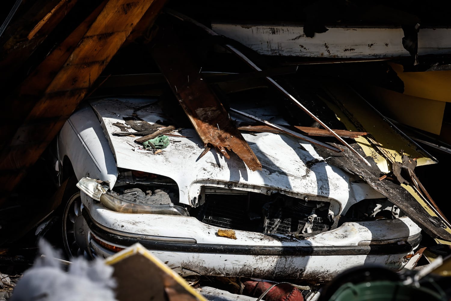 Driver flees after crashing into Dayton building