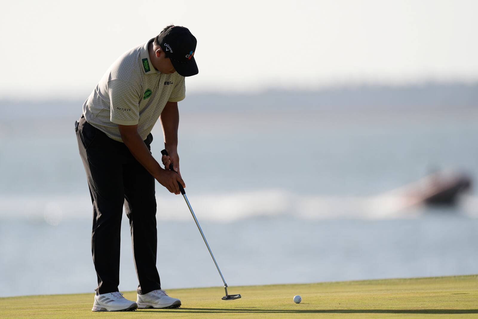 Si Woo Kim putts on the 18th green during the third round of the RBC Heritage golf tournament, Saturday, April 19, 2025, in Hilton Head Island, S.C. (AP Photo/Mike Stewart)