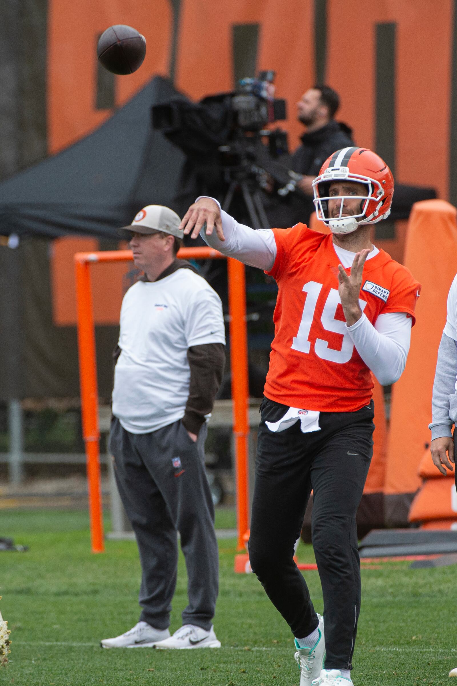 Cleveland Browns quarterback Joe Flacco (15) throws during an NFL football practice, Wednesday, May 28, 2025, in Berea, Ohio. (AP Photo/Phil Long)