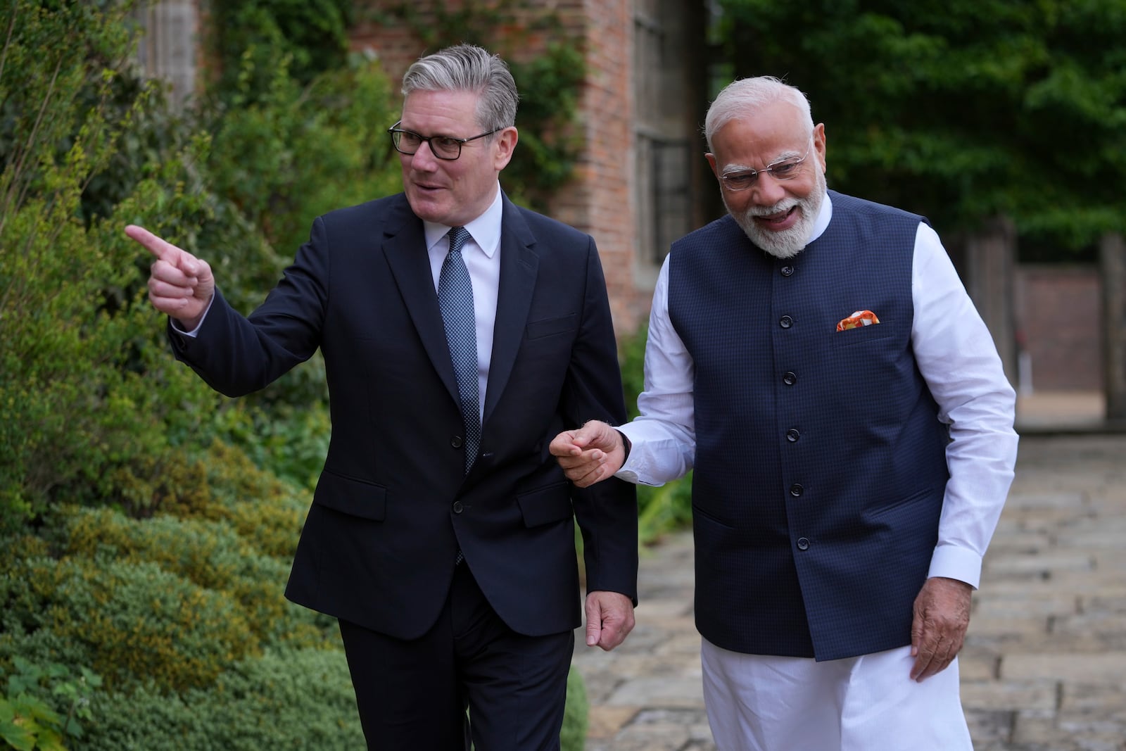 Britain's Prime Minister Keir Starmer welcomes Indian Prime Minister Narendra Modi at Chequers near Aylesbury, England, Thursday, July 24, 2025.(AP Photo/Kin Cheung, Pool)
