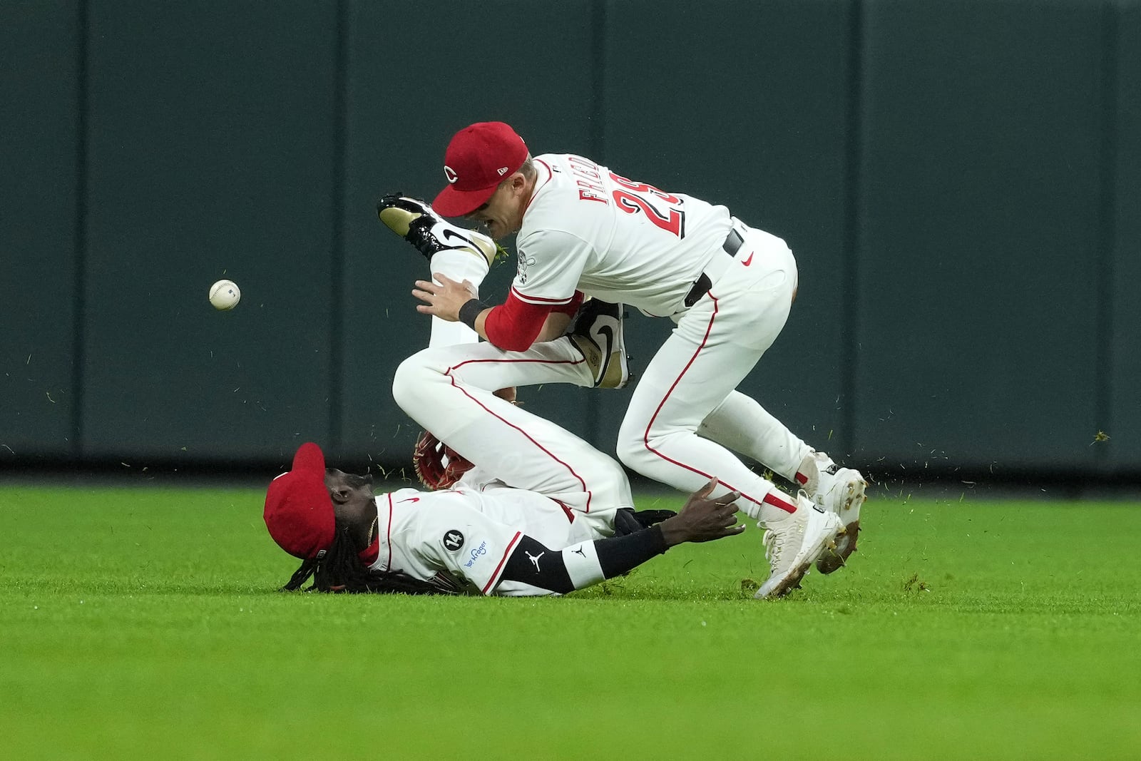 Cincinnati Reds' TJ Friedl, left, and Cincinnati Reds' Elly De La Cruz, right, collide chasing a fly ball in the fourth inning of a baseball game against the Chicago White Sox, Tuesday, May 13, 2025, in Cincinnati. (AP Photo/Kareem Elgazzar)