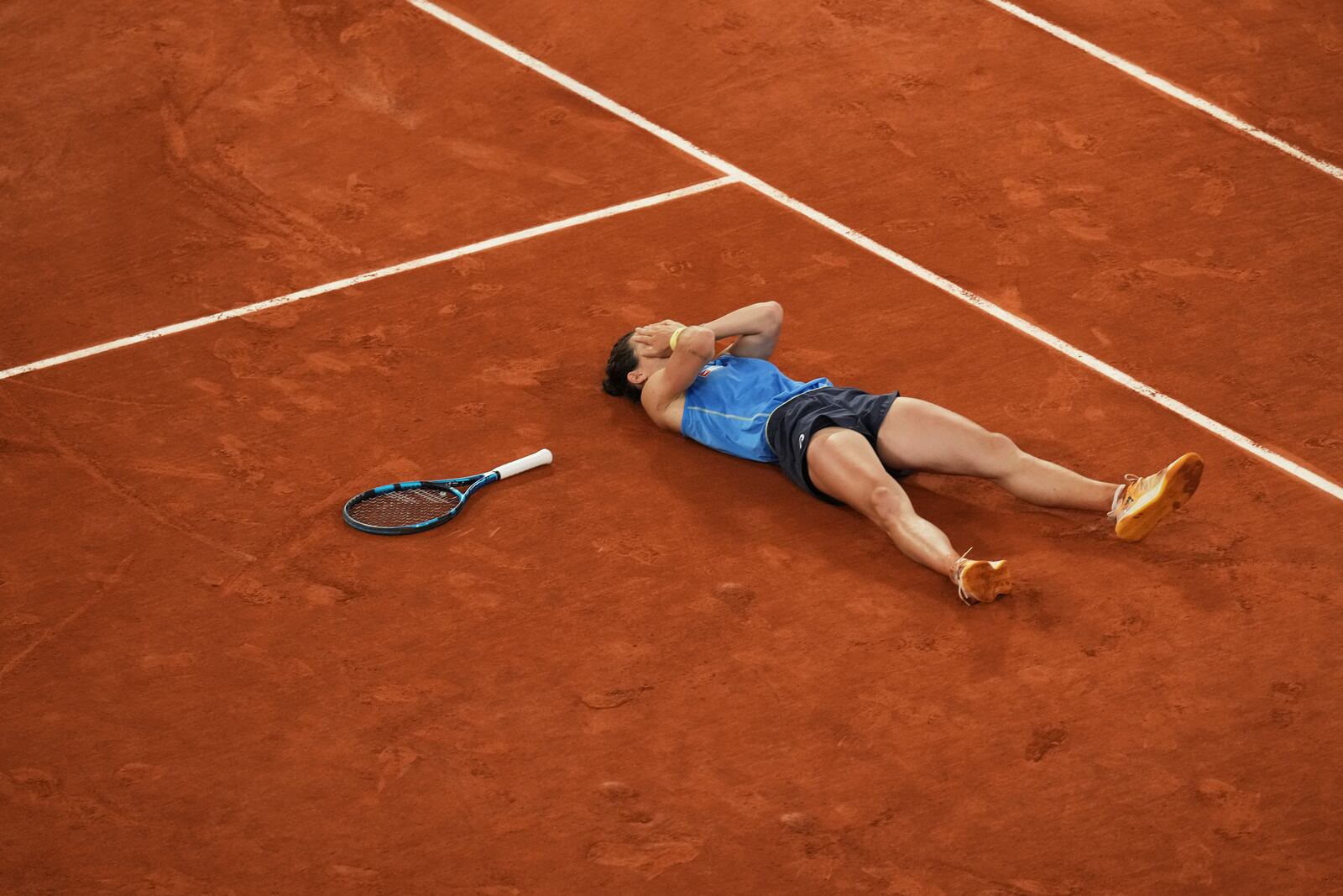 France's Lois Boisson celebrates as she won the quarterfinal match of the French Tennis Open against Russia's Mirra Andreeva at the Roland-Garros stadium in Paris, Wednesday, June 4, 2025. (AP Photo/Christophe Ena)