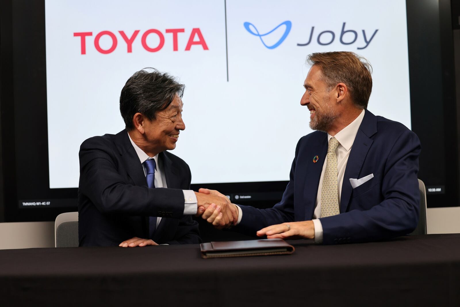 Toyota Motor Corp. Operating Officer Tetsuo “Ted” Ogawa and Joby Aviation's founder and CEO, JoeBen Bevirt, shake hands on Toyota’s announced $500M investment in Joby, marked by a formal signing ceremony at Toyota’s North American regional headquarters in Plano, Texas. Joby photo