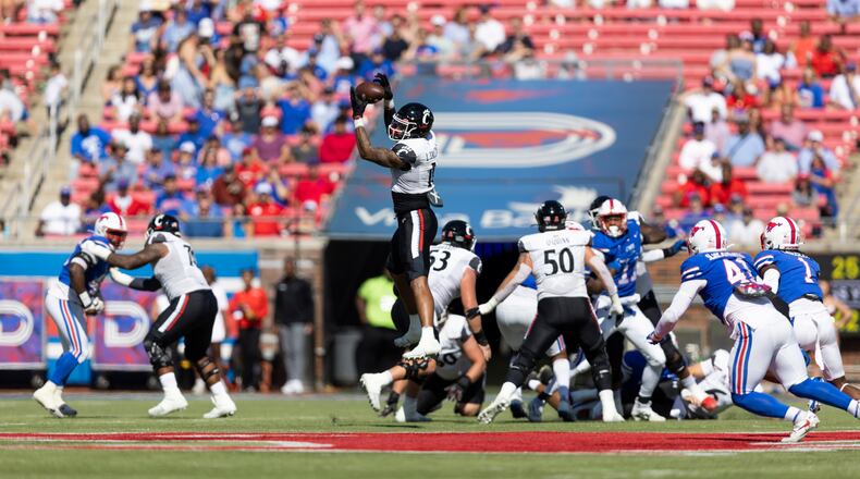 Cincinnati tight end Leonard Taylor (11) catches a pass during the first half of an NCAA college football game against SMU, Saturday, Oct. 22, 2022, in Dallas. (AP Photo/Brandon Wade)