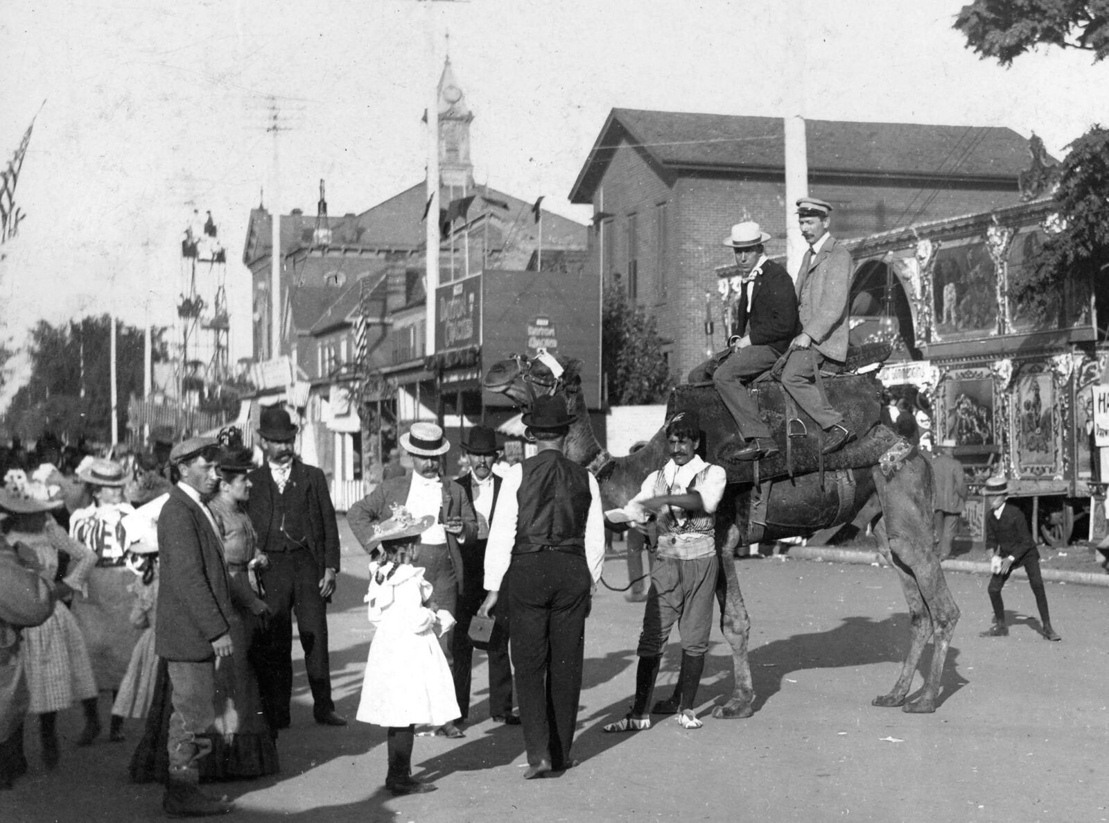 Camel rides were a popular attraction during Dayton’s Second Street Carnival. DAYTON METRO LIBRARY / LUTZENBERGER PICTURE COLLECTION