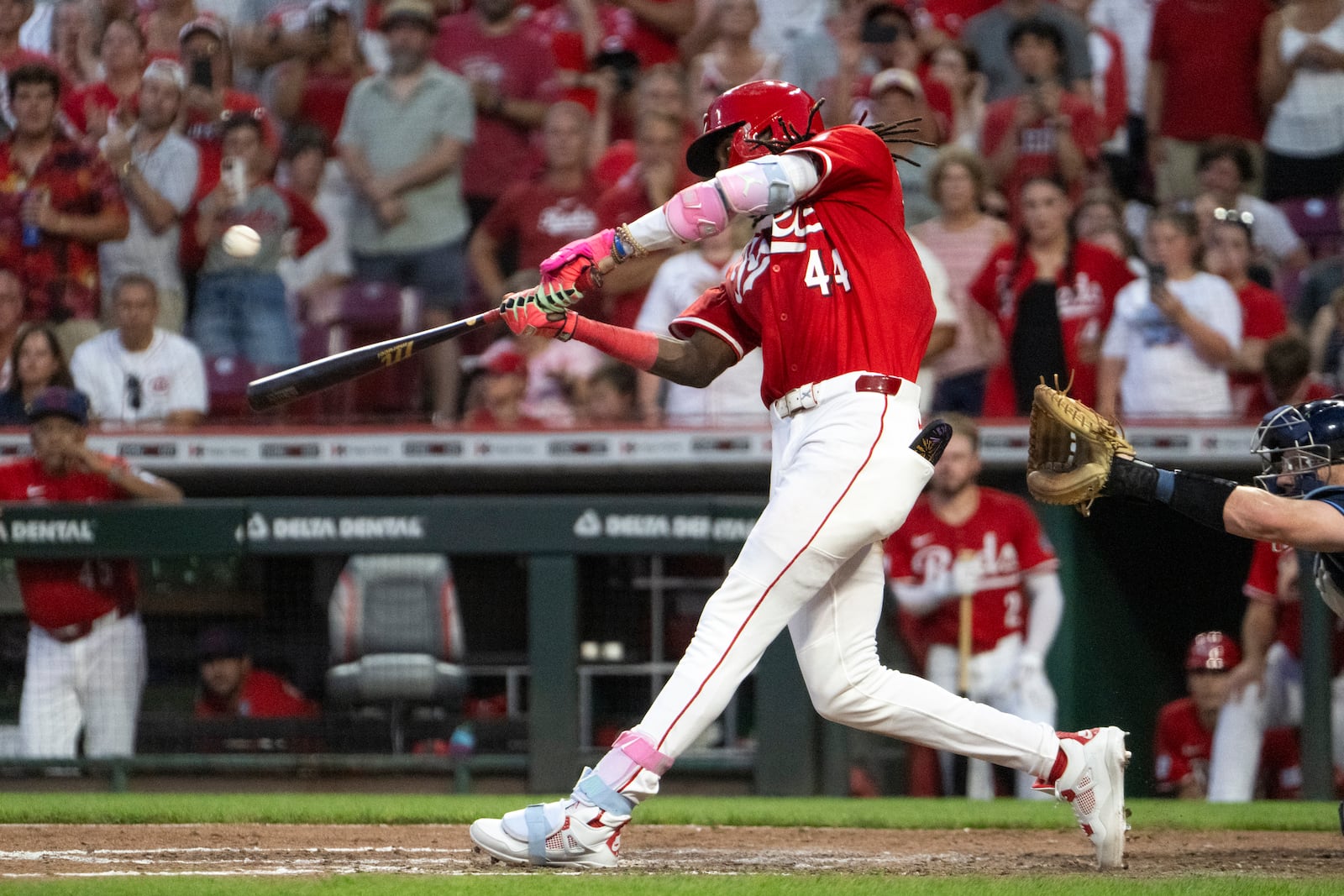Cincinnati Reds' Elly De La Cruz hits a single in the seventh inning of a baseball game against the Tampa Bay Rays, Saturday, July 26, 2025, in Cincinnati. (AP Photo/Michael Swensen)