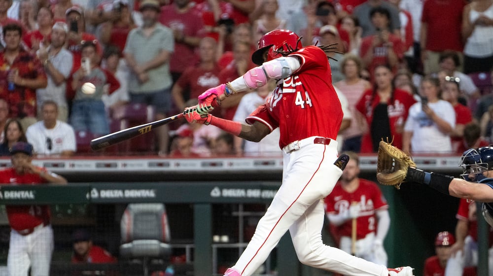 Cincinnati Reds' Elly De La Cruz hits a single in the seventh inning of a baseball game against the Tampa Bay Rays, Saturday, July 26, 2025, in Cincinnati. (AP Photo/Michael Swensen)