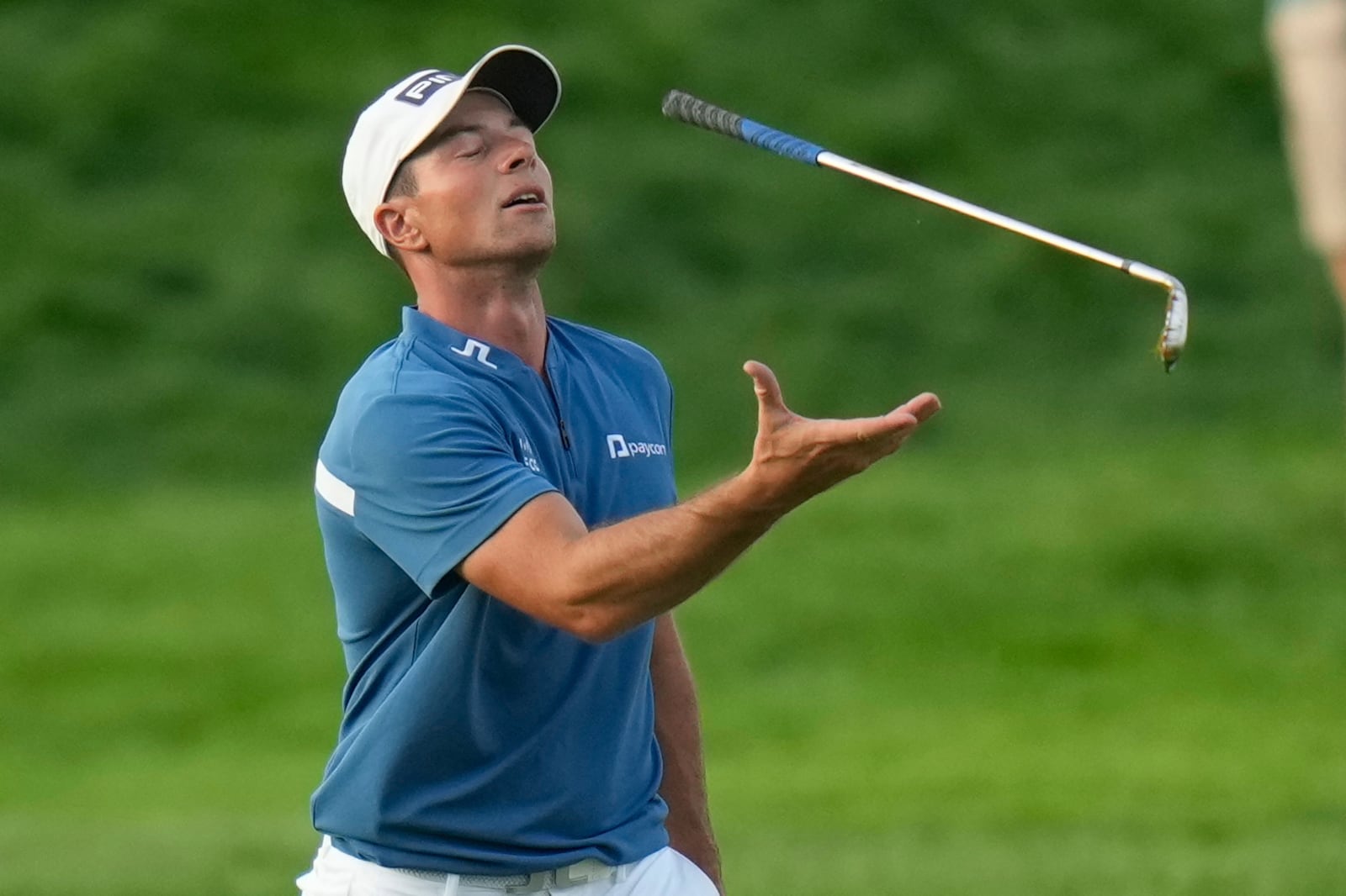 eViktor Hovland, of Norway, tosses his club after making his approach to the 18th green during the third round of the U.S. Open golf tournament at Oakmont Country Club Saturday, June 14, 2025, in Oakmont, Pa. (AP Photo/Seth Wenig)