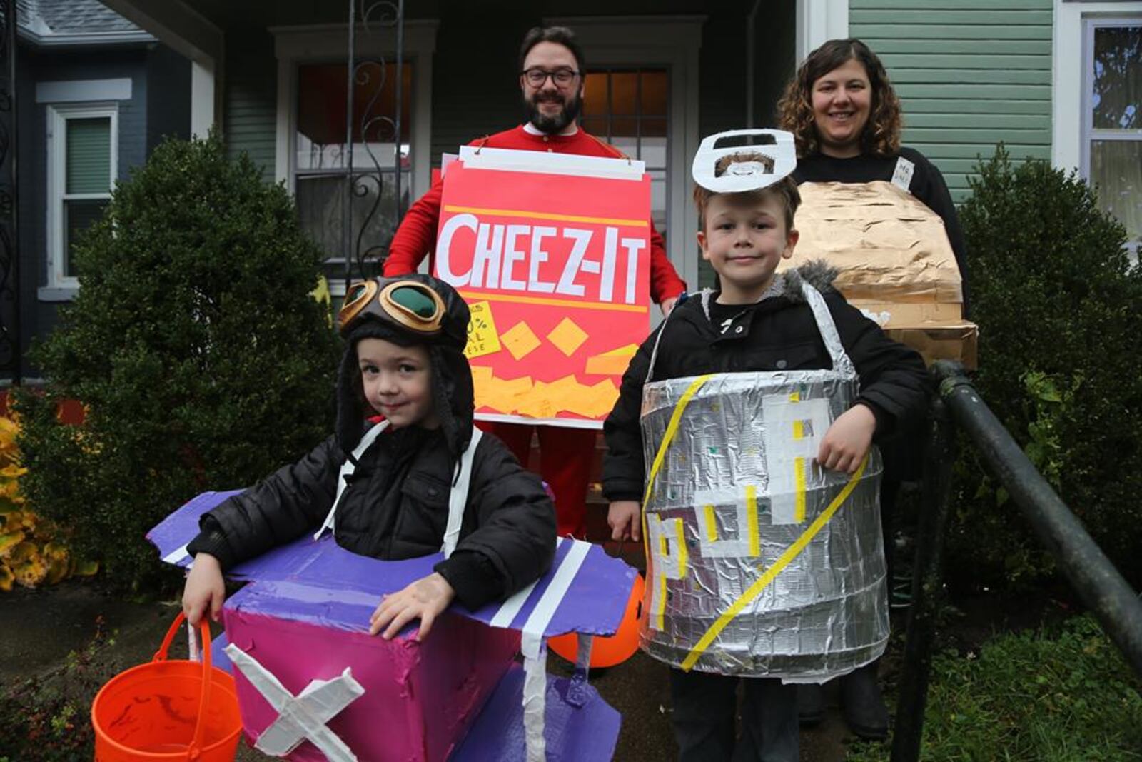 Lela May Klein and her family dressed as Dayton inventions Klein dressed as a cash register.  Her husband Bobby Holt  went as a box of Cheez-It. The couple’s daughter Dory Kleinholt  was an airplane. Dory’s big brother Beau Kleinholt went as a pop-top can.