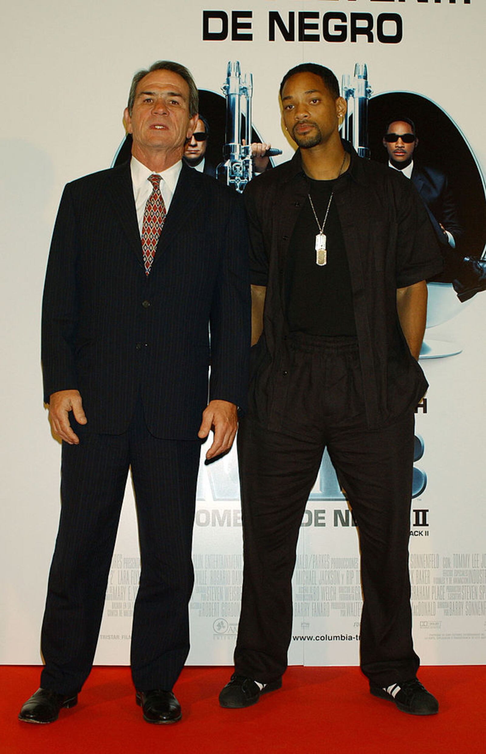 MADRID, SPAIN - JULY 23:  Actor Tommy Lee Jones (L) and actor Will Smith the spanish premiere of the movie "Men in Black II" July 23, 2002 at Kinepolis Cinema in Madrid,  Spain.  (Photo by Carlos Alvarez/Getty Images)