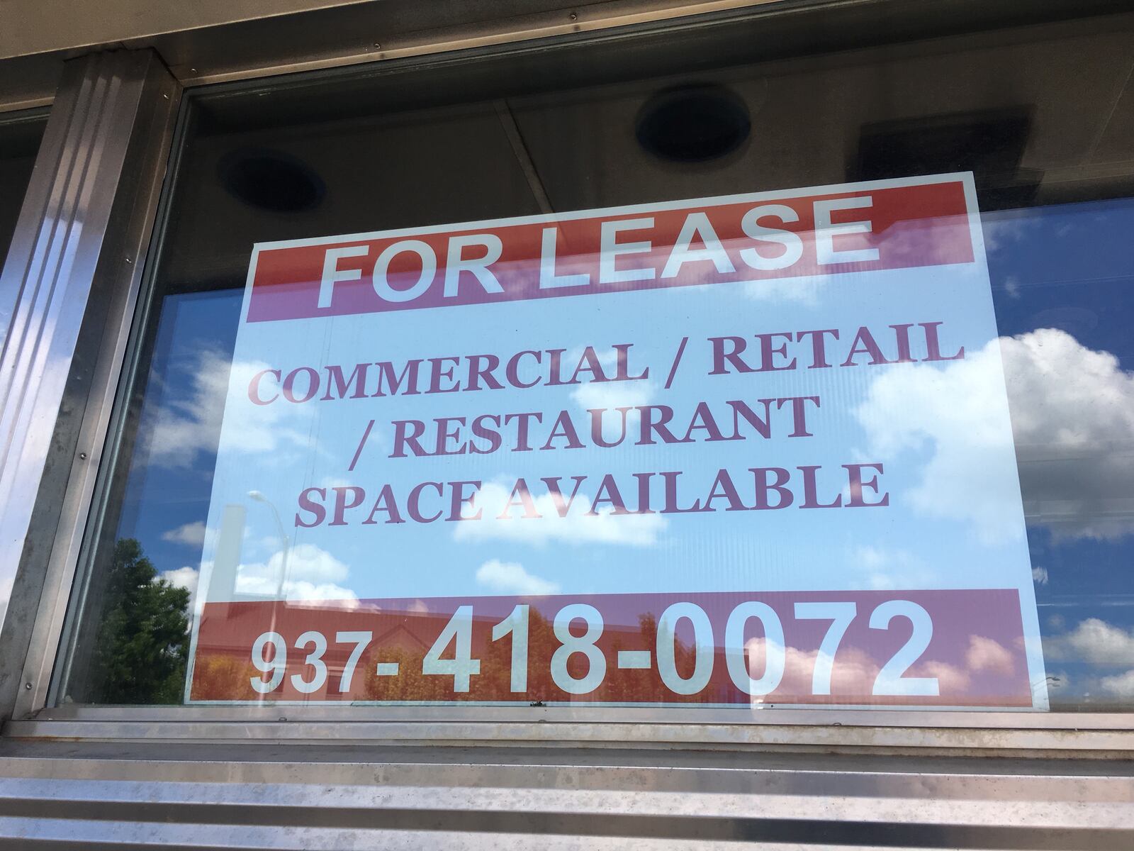 A sign on the window of  the former Cloverdale nightclub says it is for lease.