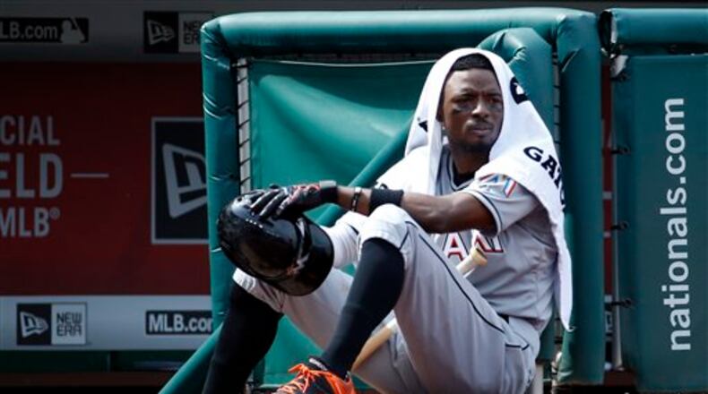 En esta foto de archivo del 30 de agosto de 2015, el jugador de los Marlins, Dee Gordon, aparece sentado al borde del dugout durante un partido contra Washington en Washington. Gordon fue suspendido por 80 partidos el 28 de abril de 2016 por dopaje. (AP Photo/Alex Brandon, File)
