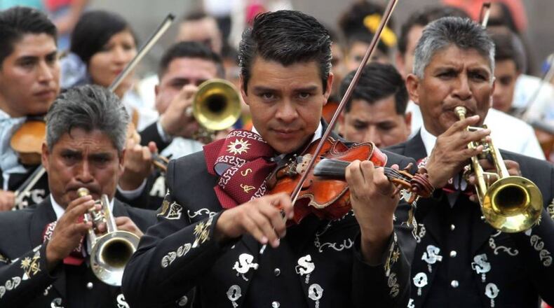 A Texas couple hired a mariachi band to help ease tensions at a local grocery store.