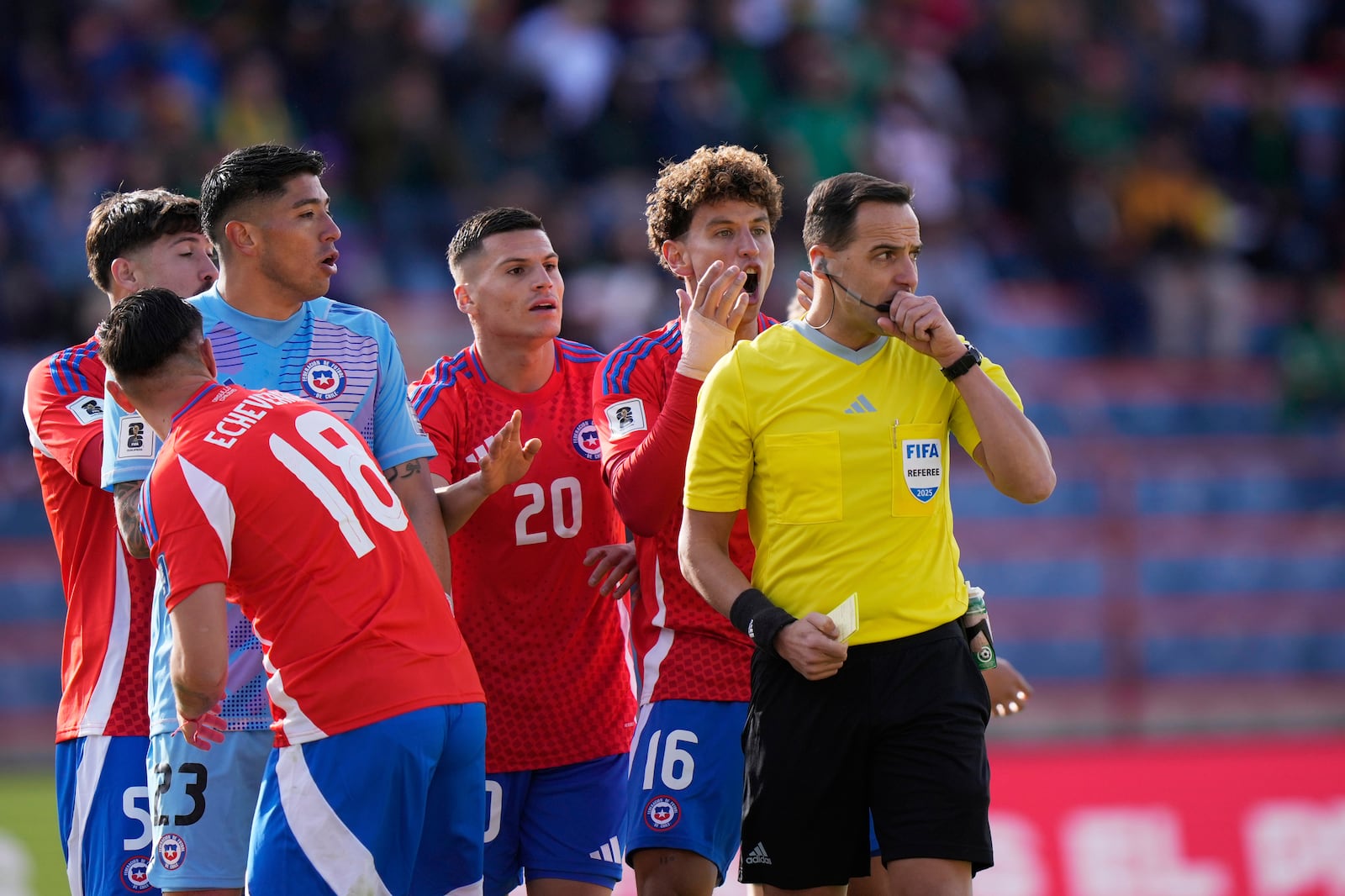 Chilean players appeal to Uruguayan referee Esteban Ostojich, right, during a qualifying soccer match against Bolivia for the FIFA World Cup 2026 in El Alto, Bolivia, Tuesday, June 10, 2025. (AP Photo/Juan Karita)