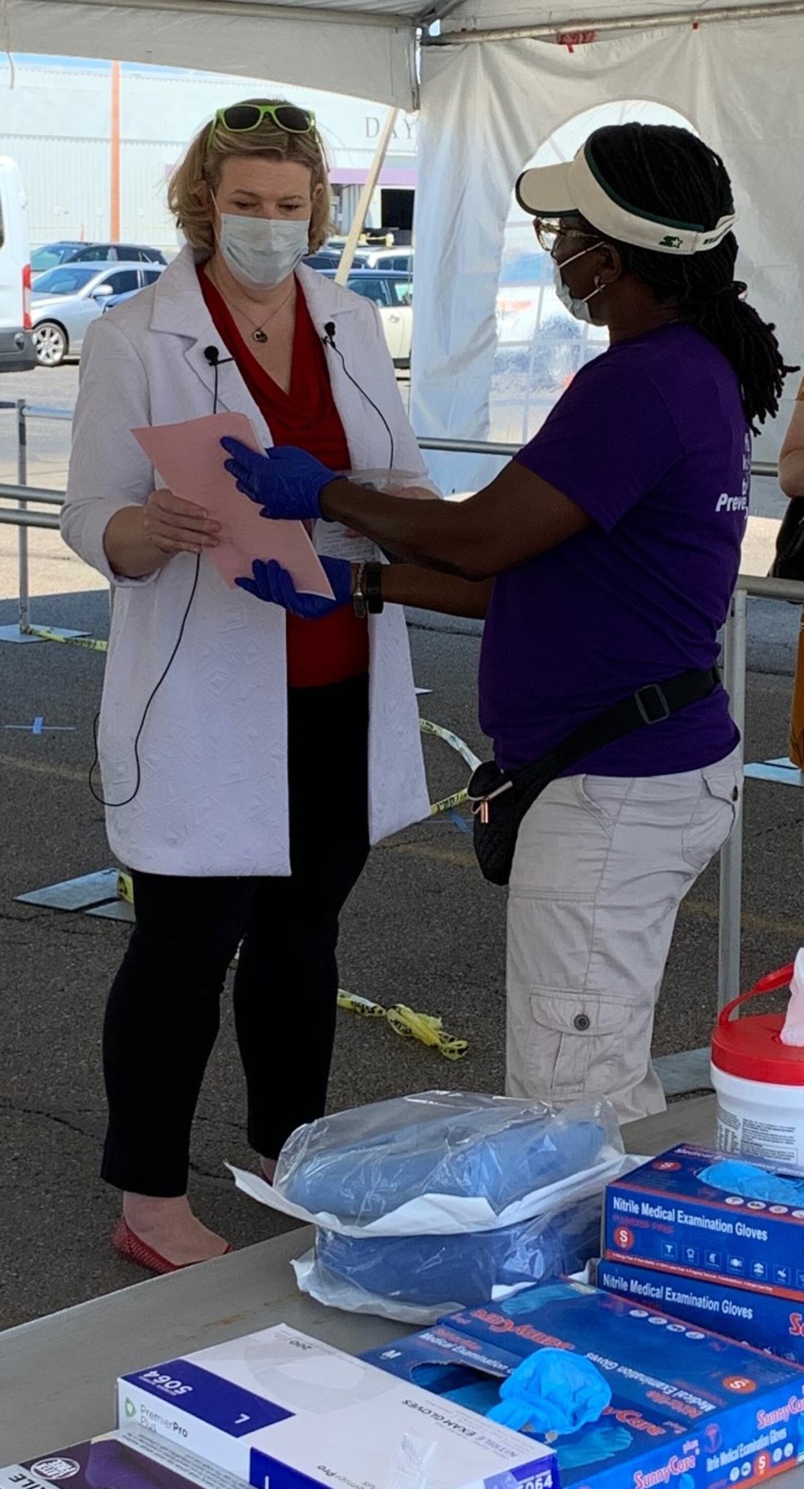 Dr. Anim talking to Dayton Mayor Nan Whaley about COVID-19 testing.