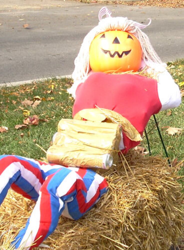 Halloween: Scarecrow Row