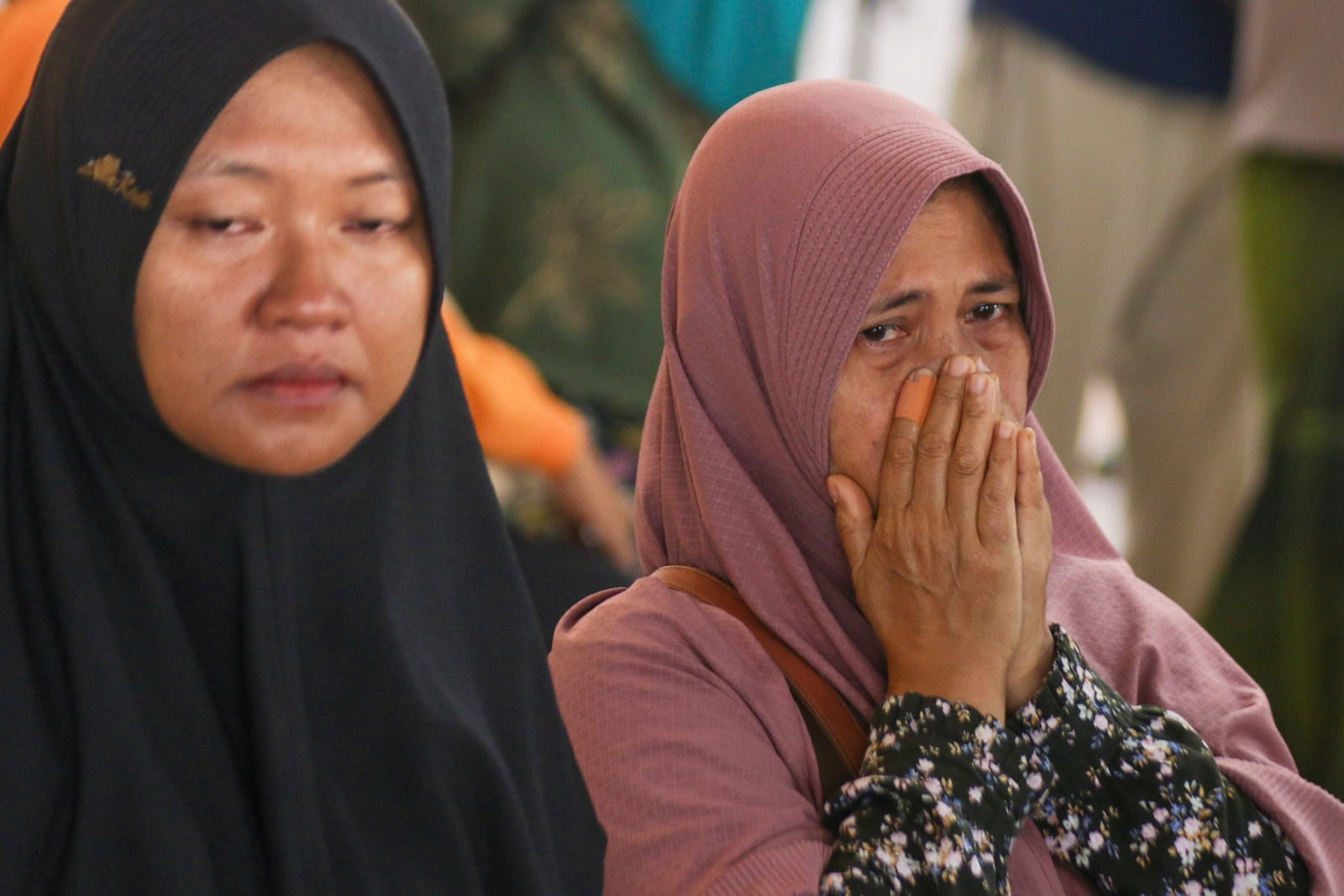 A passenger's relative weeps after a ferry carrying dozens of passengers sank near the resort island of Bali, at Ketapang Port in Bayuwangi, East Java, Indonesia, Thursday, Juli 3, 2025. (AP Photo/Andur)