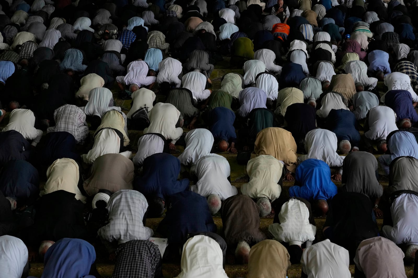 Worshippers pray during the Friday prayer ceremony at the Tehran University campus, in Tehran, Iran, Friday, April 25, 2025. (AP Photo/Vahid Salemi)