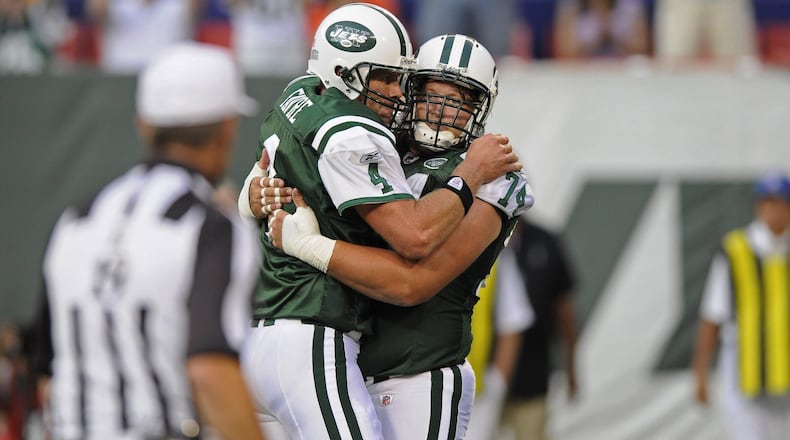 Jets quarterback Brett Favre, left, hugs Nick Mangold during a pre-season NFL game against the Washington Redskins on August 16, 2008 in Giants Stadium in East Rutherford, New Jersey. (Photo by Jon Roselli/Sports Imagery/Getty Images)
