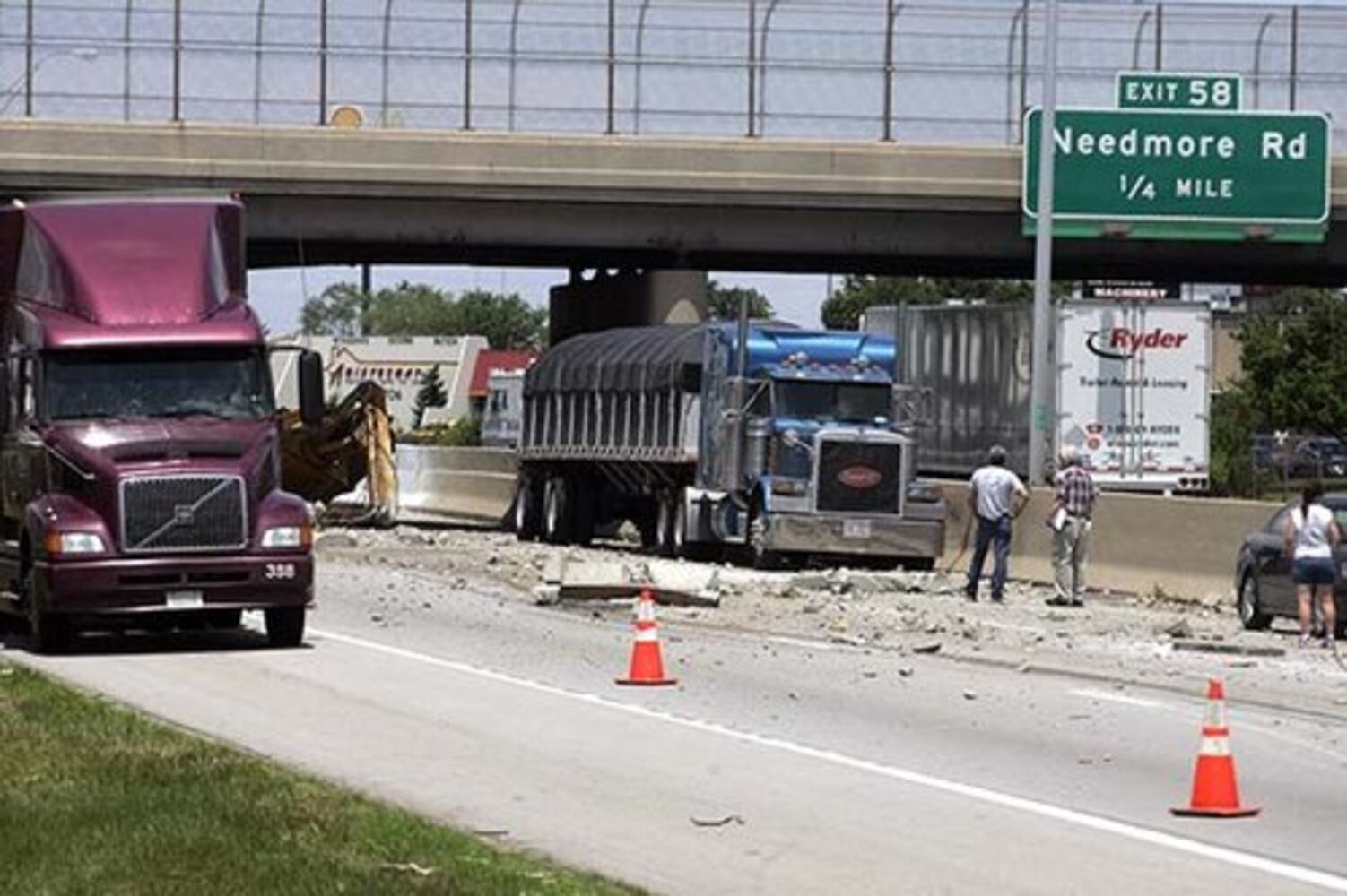 Truck crashes into bridge on I-75