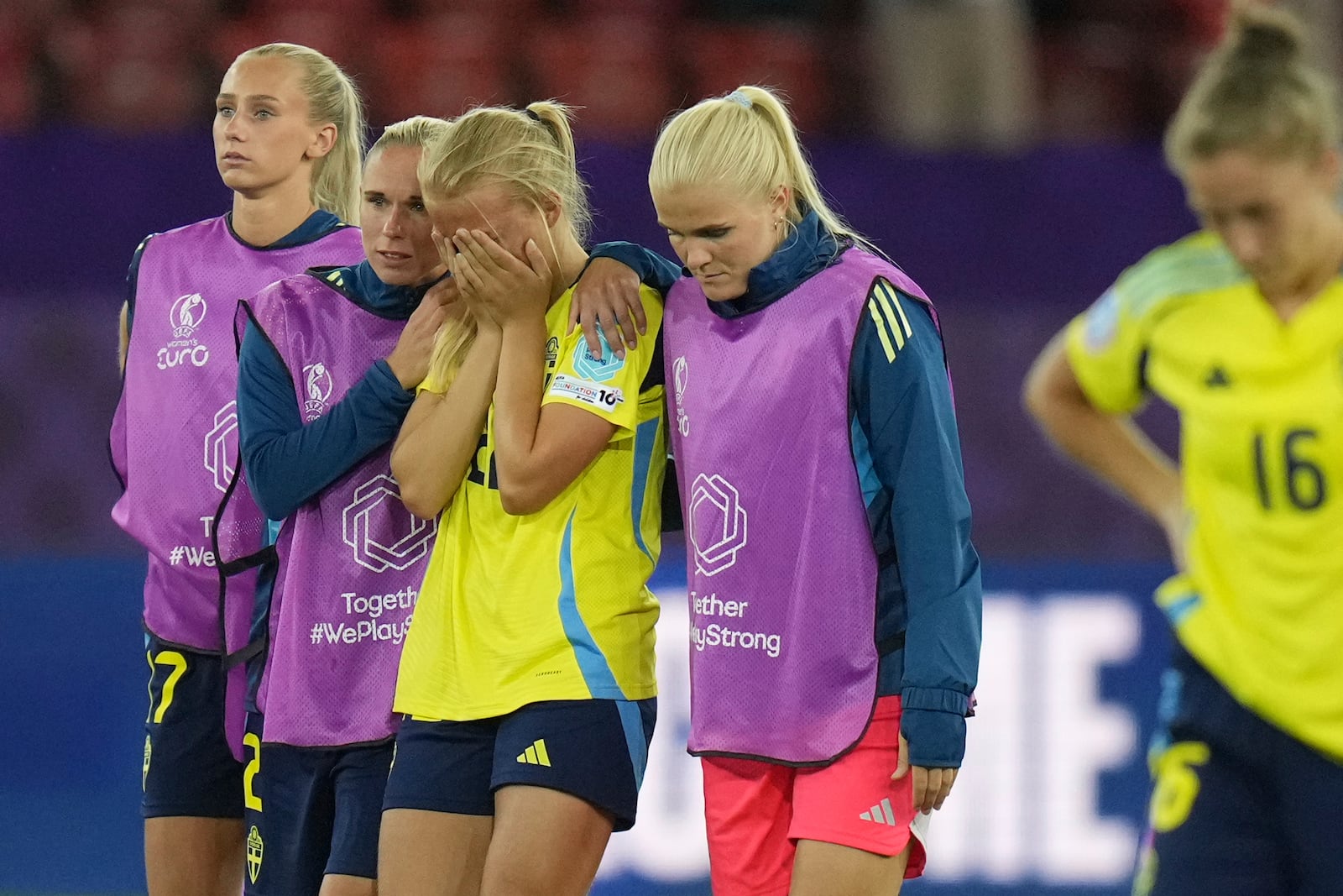 Sweden's Smilla Holmberg, 3rd left, is conforted by her teammates after missing the decisive penalty in a penalty shootout at the end of the Women's Euro 2025 quarterfinals soccer match between Sweden and England at Stadion Letzigrund in Zurich, Switzerland, Thursday, July 17, 2025. (AP Photo/Alessandra Tarantino)