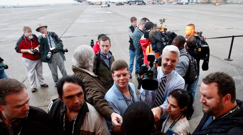 Bill Rabinowitz, center (in blue), interviews an Alabama football player at the airport in New Orleans before the Sugar Bowl in 2014. David Jablonski/Staff