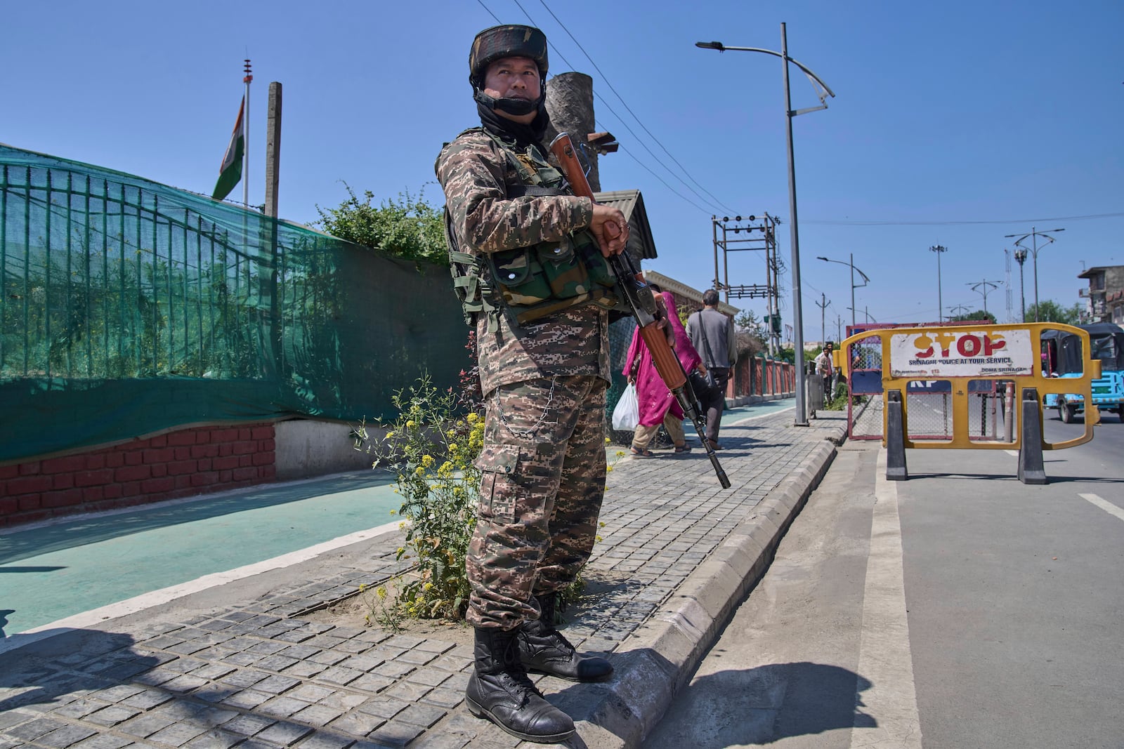 An Indian paramilitary soldier stands guard at a temporary checkpoint in Srinagar, Indian controlled Kashmir, Wednesday, April 30, 2025. (AP Photo/Dar Yasin)