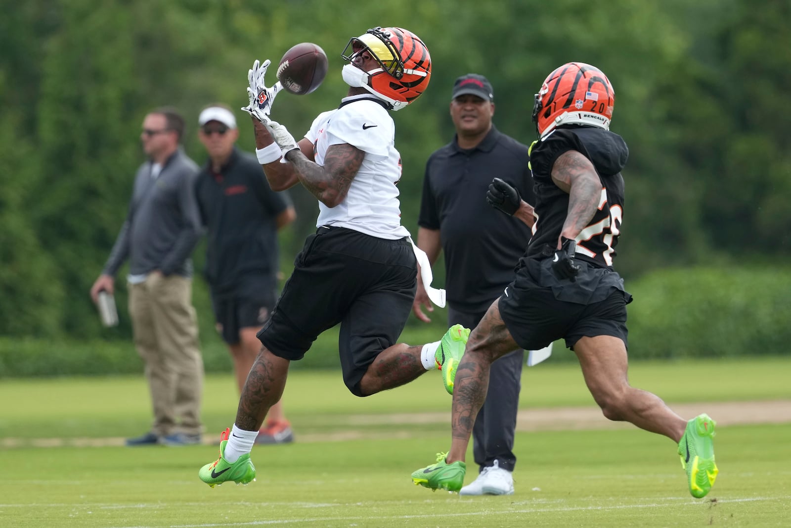 Cincinnati Bengals wide receiver Ja'Marr Chase (1) catches a pass as cornerback DJ Turner II (20) defends during NFL football practice Tuesday, June 3, 2025, in Cincinnati. (AP Photo/Kareem Elgazzar)