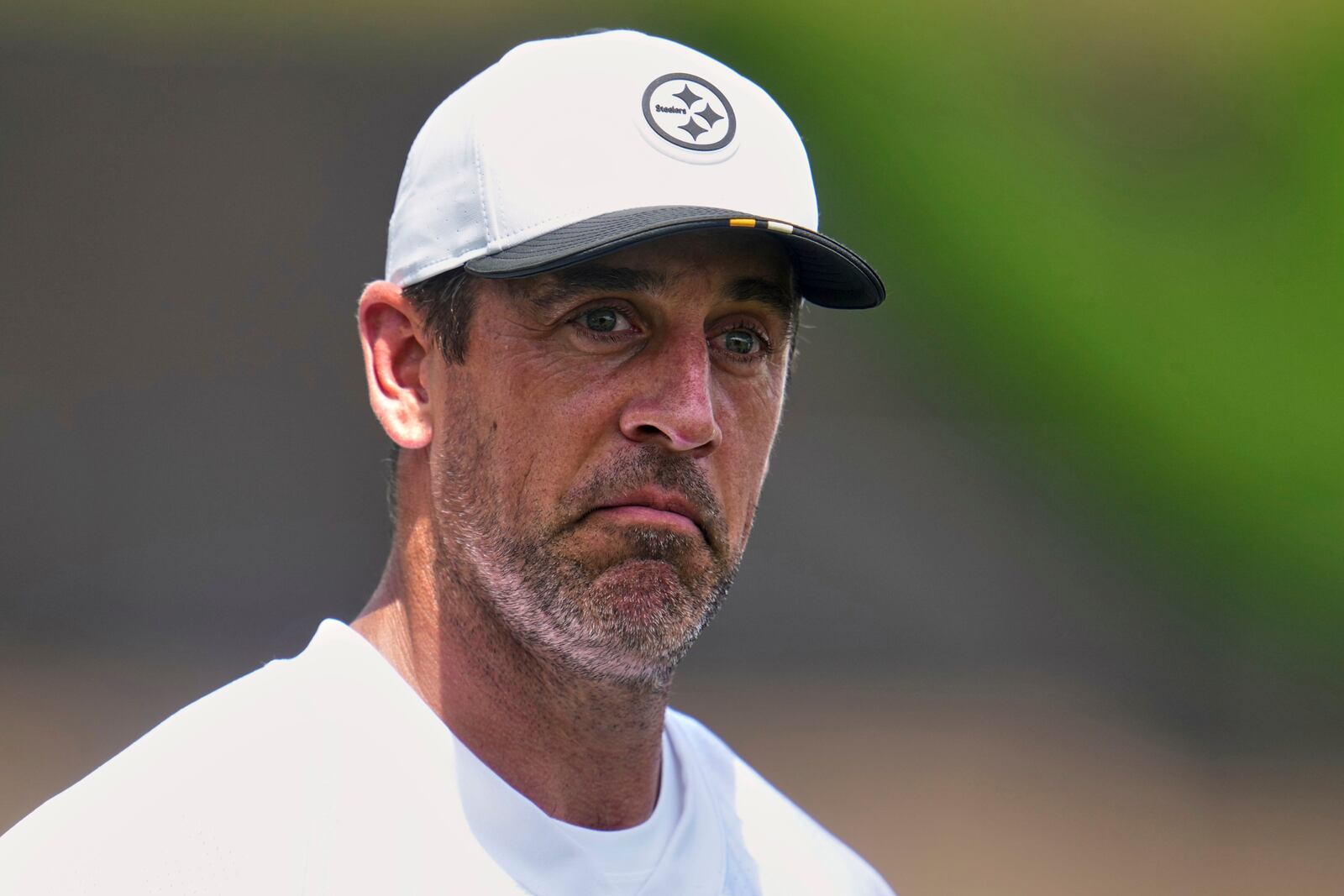 Pittsburgh Steelers quarterback Aaron Rodgers grimaces during practice at the team’s NFL football training camp in Latrobe, Pa., Thursday, July 24, 2025. (AP Photo/Gene J. Puskar)