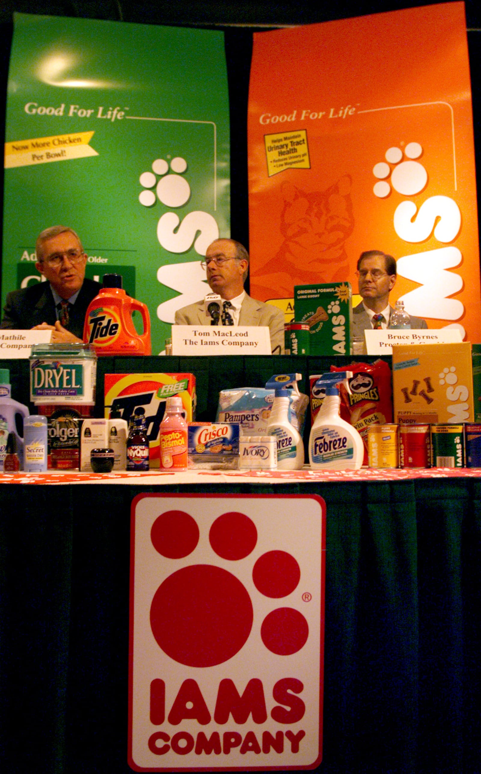 Clay Mathile (left) owner of Iams, talks about the sale of the company to Procter & Gamble in 1999, while Iams president Tom MacLeod (center), and P&G's Bruce Byrnes (right), listen. FILE PHOTO / SKIP PETERSON, DAYTON DAILY NEWS