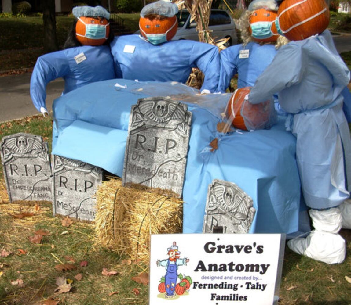 Halloween: Scarecrow Row