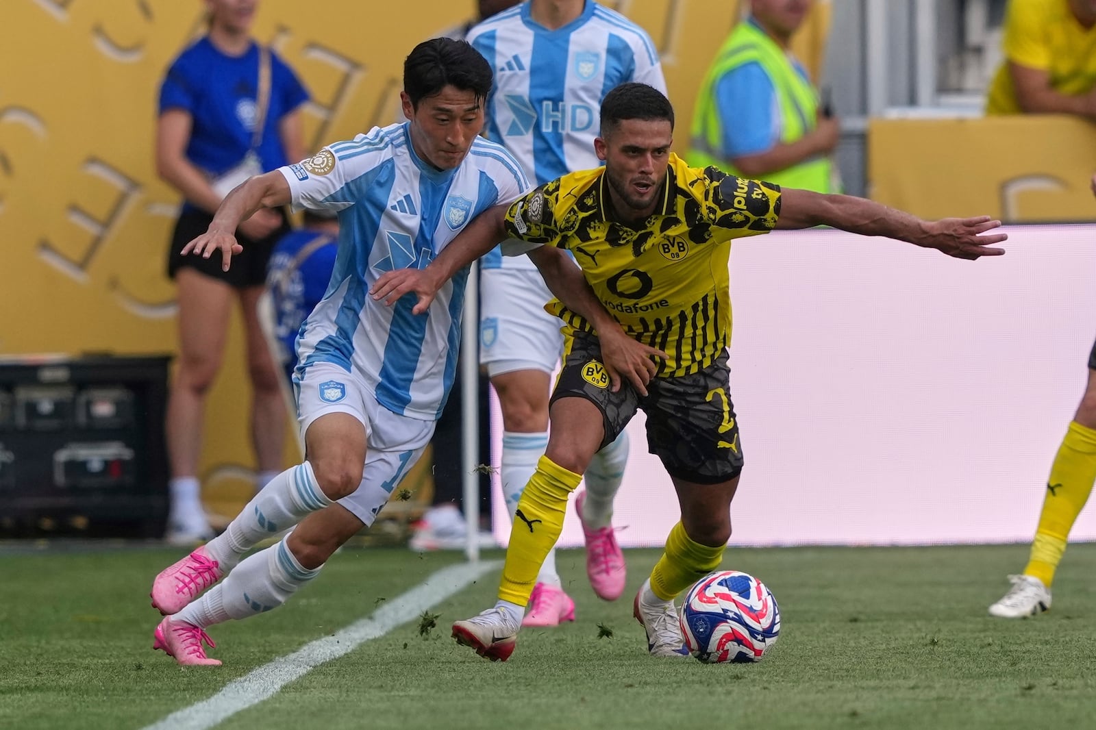 Ulsan HD's Lee Jin-hyun and Borussia Dortmund's Yan Couto battle during the Club World Cup Group F soccer match between Borussia Dortmund and Ulsan in Cincinnati, Wednesday, June 25, 2025. (AP Photo/Carolyn Kaster)