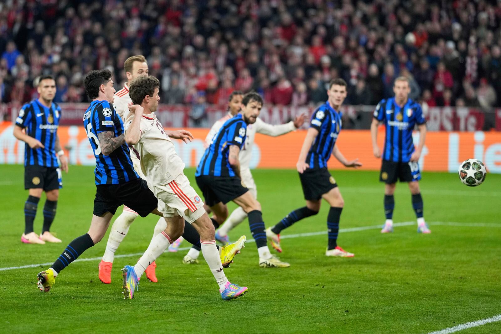 Bayern's Thomas Mueller, front left, scores his side's opening goal during the Champions League quarterfinals first leg soccer match between FC Bayern Munich and Inter Milan, at the Allianz Arena in Munich, Germany, Tuesday, April 8, 2025. (AP Photo/Matthias Schrader)